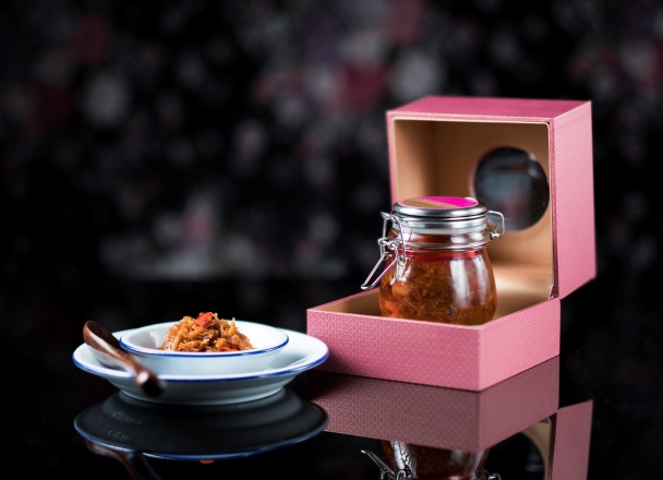 The signature homemade X.O. sauce features smoked salmon and luxurious conpoy to offer you an irresistible indulgence.