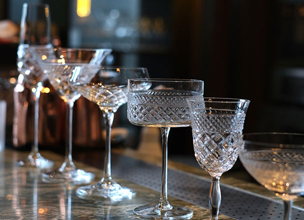 購買高級玻璃製品品牌Cristallerie de Paris專為香港瑞吉酒店設計的水晶玻璃器皿系列，華麗而精緻，送禮或自用皆宜。