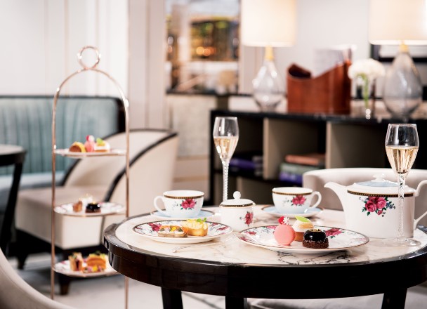 香港朗廷酒店的廷廊为了向作为英式下午茶起源地的历史致敬，推出尊贵的英式下午茶，以度身订造的特色香茗，配搭特别设计的糕点，提升客人品嚐精緻下午茶的体验。
