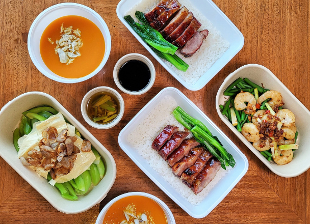 沙田凱悅酒店推出期間限定餐飲優惠，中菜廳沙田18首次將招牌菜「玫瑰露叉燒豬油撈飯」製成外賣套餐，原只限貴賓房内滿六位方可供應，現只需兩位起即可品嘗這款人氣菜式。港式西餐為不少港人的至愛之選，咖啡廳最近推出「阿爺豬扒飯」及「雞皇意粉」雙人套餐，讓客人安坐家中或辦公室亦可品嚐新鮮熱辣的烤焗美食，絕對不容錯過！
