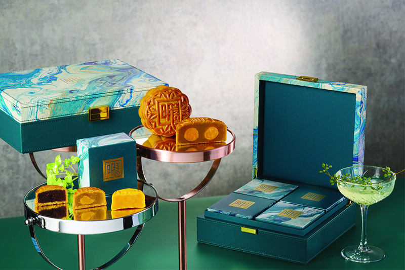 香港康得思酒店推出明月餅禮盒，呈獻由米芝蓮星級粵菜食府明閣總廚匠心研製的月餅。