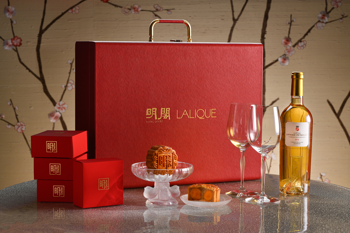 米芝蓮星級粵菜食府明閣及著名的法國水晶品牌LALIQUE攜手推出限量版月餅美酒禮盒，是中秋佳節送禮的不二之選。