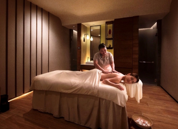Thai luxury spa brand THE SPA by HARNN provides guests with relaxation from head to toe. Signature massage therapies, facial treatments to body scrubs are available by appointment.