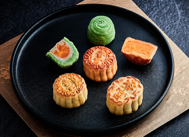 To brighten up the upcoming Mid-Autumn Festival, Chef Cheung from our Michelin-starred Chinese restaurant, Shang Palace, proudly presents brand new moon cake flavours, along with his ever-popular choices. Exquisite hampers and special gift set containing a vast array of moon cakes and sumptuous goodies are also on offer.